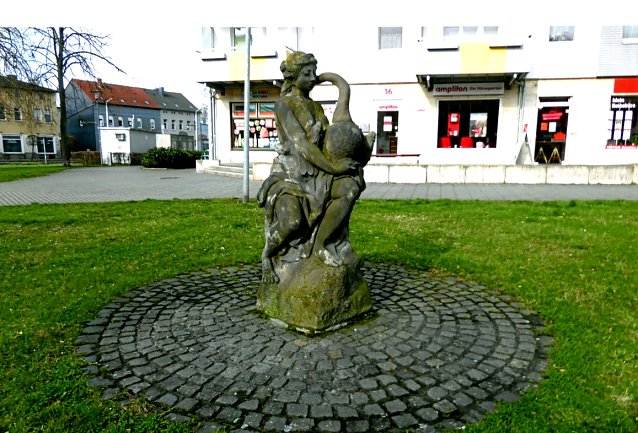 Bild: Die restaurierte Figurengruppe nahe der Arnoldstra&szlig;e seit 2008