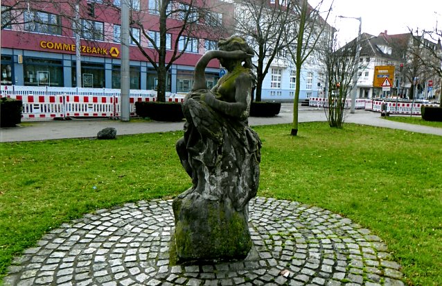 Bild: Die restaurierte Figurengruppe nahe der Arnoldstra&szlig;e seit 2008 
