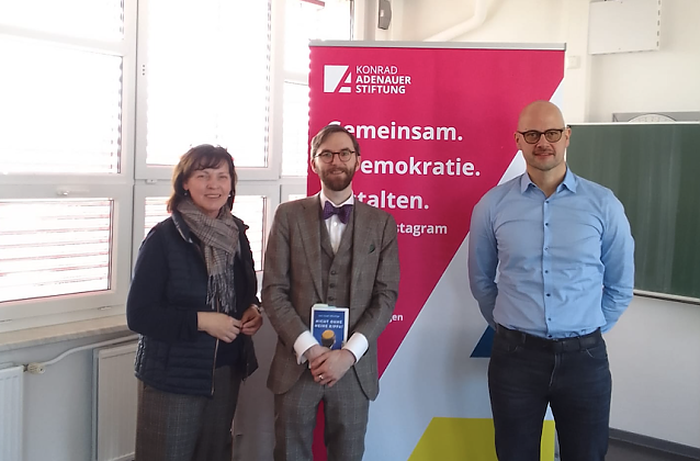 Bild: v.l.: Carola B&ouml;ck, Levi Ufferfilge, Thillmann Bauer (KAS)
