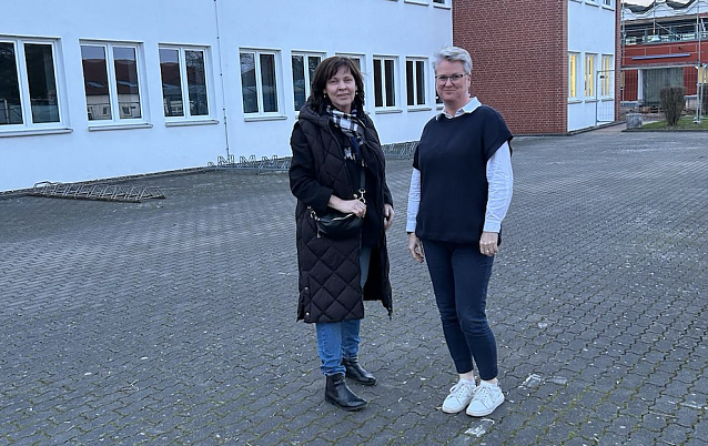 Bild: Die Ausschussvorsitzende Carola B&ouml;ck und Schulleiterin Ines B&ouml;rner
