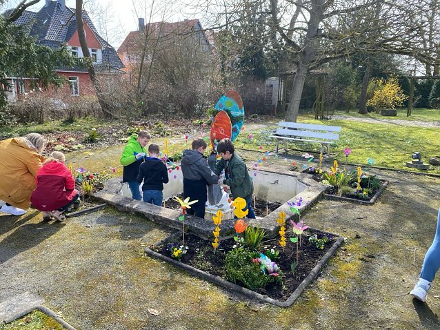 Bild: Flei&szlig;ig bei der Arbeit - auch der Garten des Kunsthauses wurde f&uuml;r das Osterfest vorbereitet