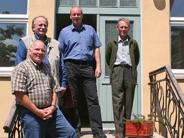 Bild: Winfried Wehrhan, Ralf Harms, Landrat  Joachim Claus und Kreisheimatpfleger Wolfgang Wegmann