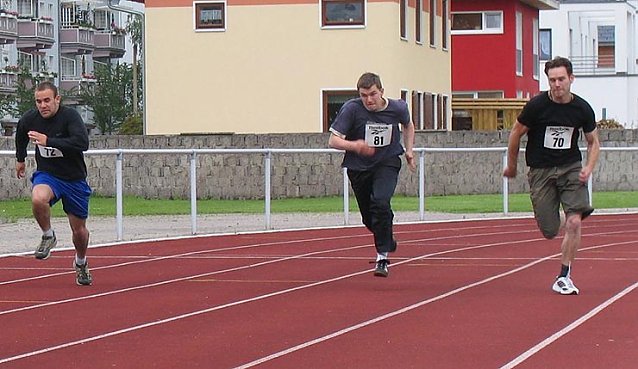 Bild: Jeweils drei Bewerber stellten sich im Kurzstreckenlauf auf dem Hohekreuz-Sportplatz