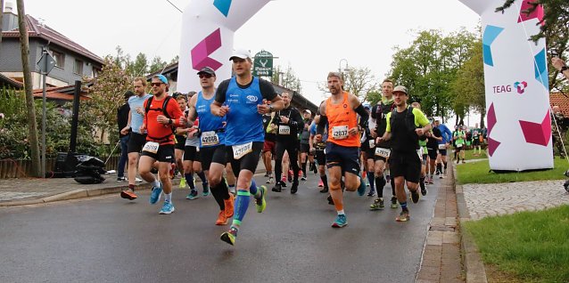 Bild: Startschuss f&uuml;r den Jubil&auml;umsmarathon des 10. Harztorlaufes in Sophienhof