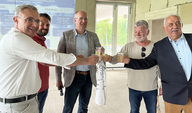 Bild: Ansto&szlig;en mit Plastik vor rohem Beton: Gunnar Reuter, Torsten Klaus,Matthias Jendricke, Gert St&ouml;rmer und Werner H&uuml;tcher
