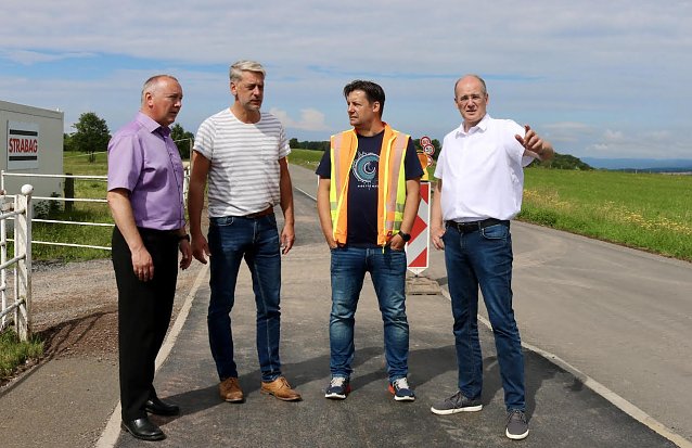 Bild: Dirk Schimm , Stephan Klante, Daniel Gei&szlig;ler und Landrat Matthias Jendricke am Ort des Geschehens  
