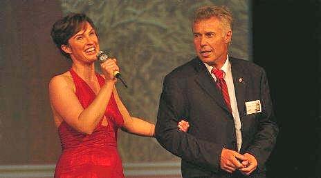 Bild: Gastgeber und Gastgeberin