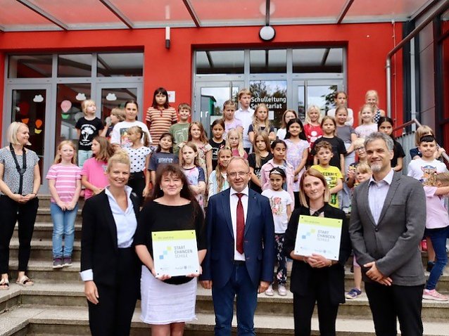 Bild: v.l.: B&uuml;rgermeisterin Rieger, Frau Krenz, Schulleiterin der Staatlichen Grundschule "Albert Kuntz", Dr. Althaus, Leiter des Staatlichen Schulamts Nordth&uuml;ringen, Frau Petereit, Stellvertretende Schulleiterin der Staatlichen Grundschule "Bertolt Brecht", Oberb&uuml;rgermeister Kai Buchmann