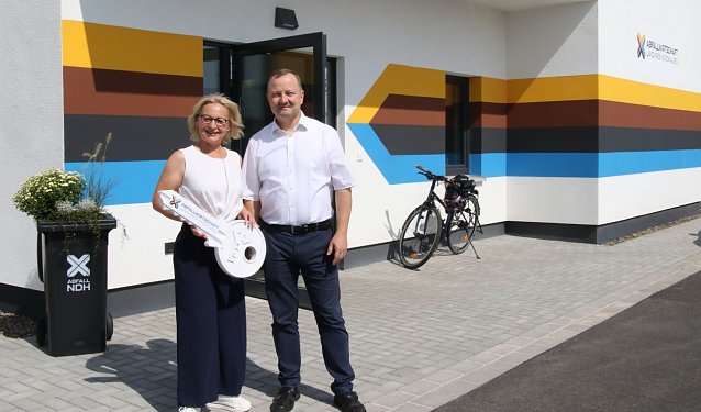Bild: Die neuen Herren im Haus: Kathrin Materlik aus dem Fachbereich f&uuml;r Abfallwirtschaft des Landratsamtes und Thomas Mund, demn&auml;chst Gesch&auml;ftsf&uuml;hrer der Stadtwerkegruppe