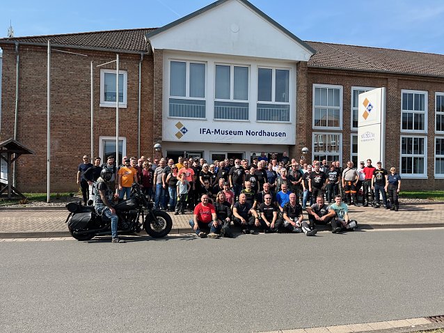 Bild: Biker-Treffen vor dem IFA-Museum