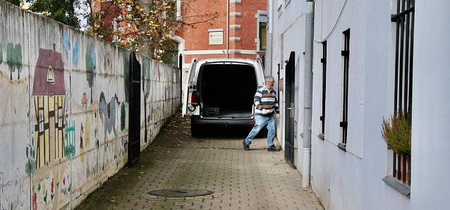 Bild: Der Tafel-Transporter passt gerade so in die Einfahrt, steht das Bauger&uuml;st entf&auml;llt die Anlieferung