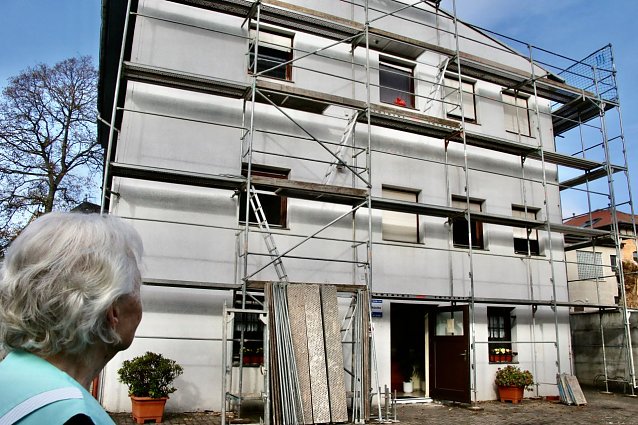 Bild: Auf der R&uuml;ckseite des Hauses steht das Ger&uuml;st bereits, die Zufahrt sollte heute zugebaut werden, die Tafel hat sich aber noch einen Tag Aufschub erbitten k&ouml;nnen