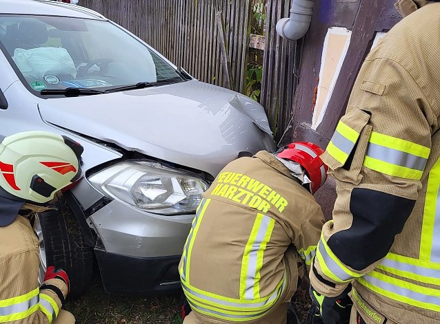 Bild: Auto gegen die Wand gefahren