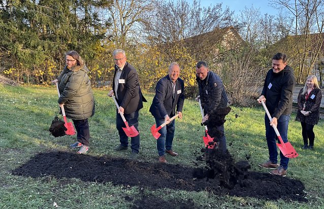 Bild: Fr&ouml;hliches Erdewerfen heute Nachmittag auf einem schr&auml;gen H&uuml;gel, der ein Bolzplatz werden will 