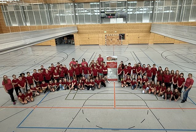 Bild: Die f&uuml;nften Klassen des Schiller-Gymnasiums freuen sich &uuml;ber neue Schul-Shirts