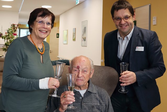 Bild: Hildegard Seidel (links) und Sven Gerlach (rechts) gratulieren Horst Adam (Mitte) zum 102. Geburtstag