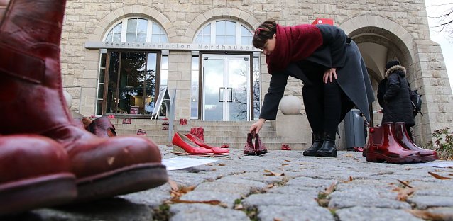 Bild: Aktion "Rote Schuhe" vor dem Nordh&auml;user Rathaus