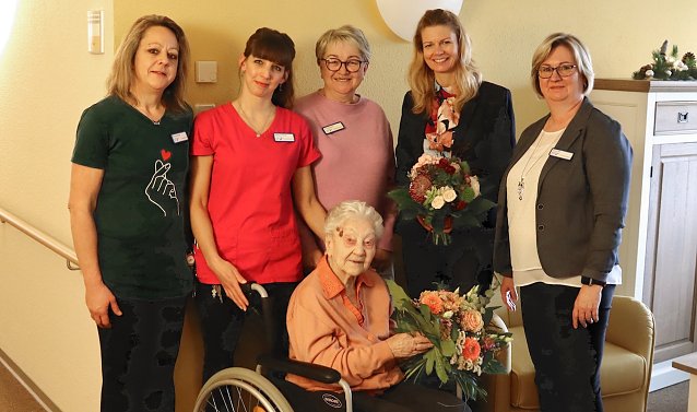 Bild: 100. Geburtstag von Gerda H&auml;rting mit vielen Gratulanten 