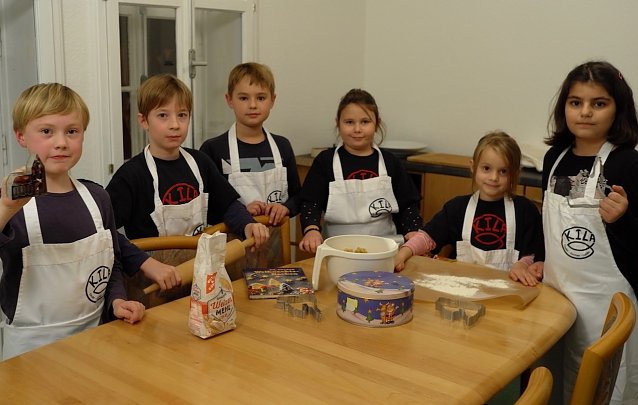 Bild: Kinder backen Pl&auml;tzchen im KILA
