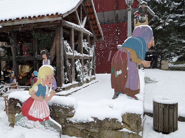 Bild: Weihnachtsmarkt in Gro&szlig;bodungen mit der Knusperhexe