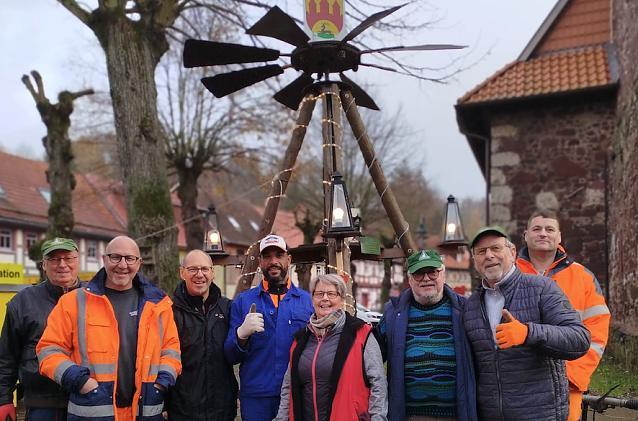Bild: Der "Adventszauber" kann kommen, auch die Weihnachtspyramide steht in Neustadt jetzt