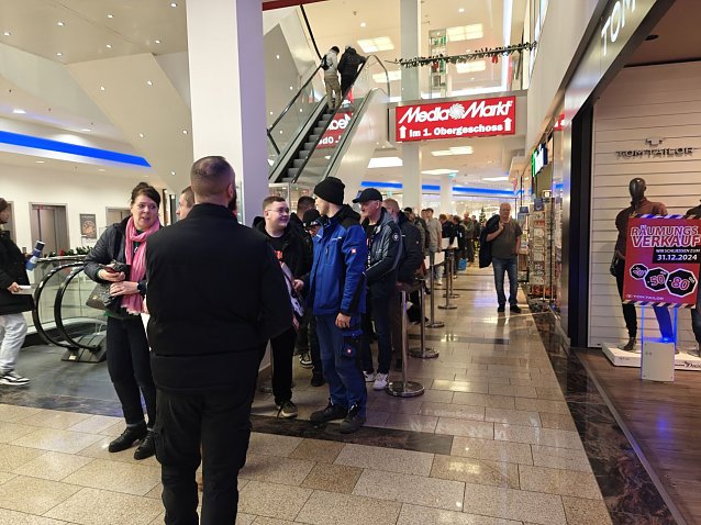 Bild: Zum Besuch bildeten sich lange Schlangen