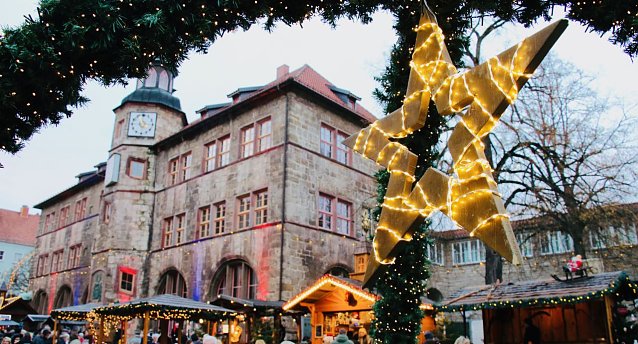 Bild: Am Nachmittag wurde auf dem Rathausplatz der Weihnachtsmarkt er&ouml;ffnet