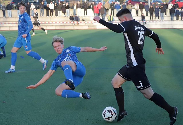 Bild: Harter Kampf auf eisigem Gel&auml;uf: Wacker holt einen Punkt in Dingelst&auml;dt gegen den 1. FC Eichsfeld