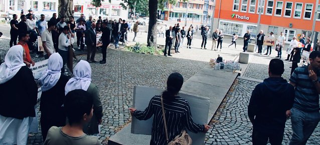Bild: Die jesidische Gemeinde in Nordhausen mahnte auf dem Rathausplatz schon im vergangenen Jahr dazu, den V&ouml;lkermord nicht zu vergessen. Der Kampf um Anerkennung und den Erhalt ihrer Kultur geht auch heute weiter
