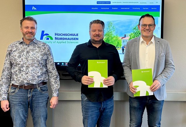 Bild: Prof. Dr.-Ing. Michael Rutz (links), Dr.-Ing. Sebastian Jeanvr&eacute; (Mitte) und Prof. Dr. J&ouml;rg Wagner (rechts) bei der Vertragsunterzeichnung an der Hochschule Nordhausen. 