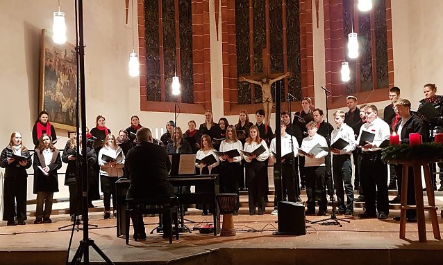 Bild: Begeisterndes Adventskonzert in der Blasiikirche