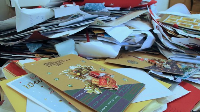Bild: Einen ganzen Tisch voller Briefe und Weihnachtskarten beschlagnahmte die Polizei im Januar bei einer Postmitarbeiterin