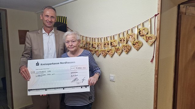 Bild: Sven D&ouml;rmann &uuml;berreichte Tafel Chefin Helga Rathnau die Weihnachtsspende