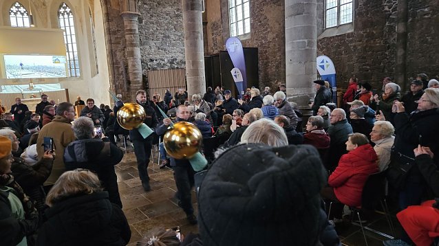Bild: Der Einzug der beiden Goldkugeln wohnte viel Publikum bei