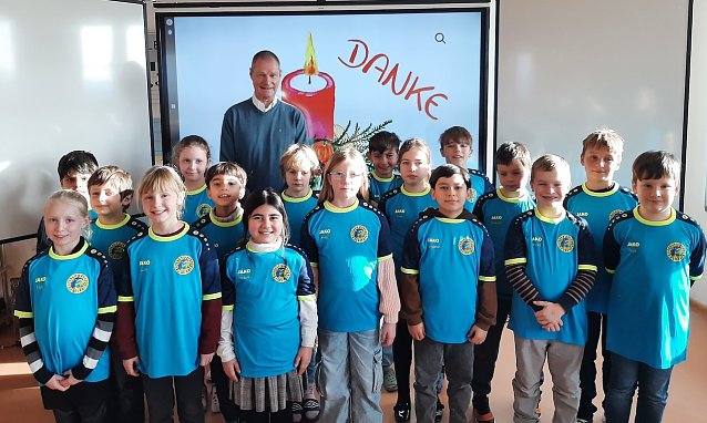 Bild: Die Kinder der 3 mit ihrem Sponsor Andreas Meyer
