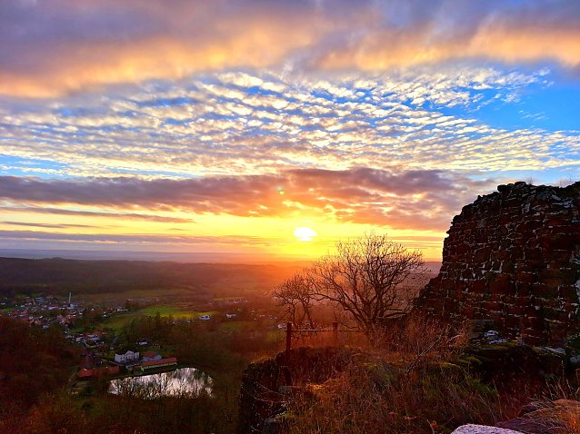 Bild: Blick in den Abendhimmel von der Burg Hohenstein/ Neustadt