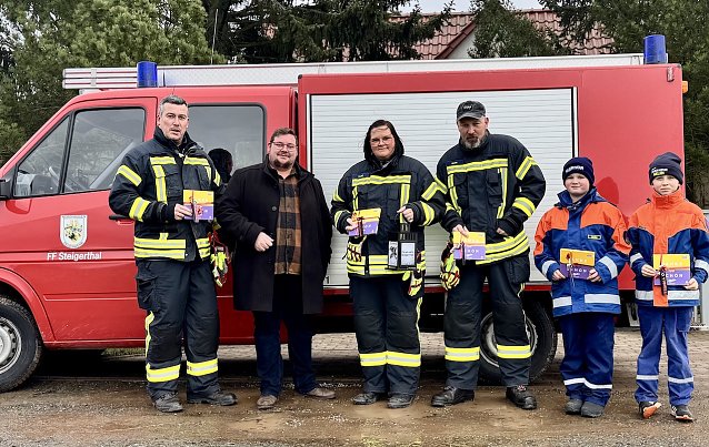 Bild: Geschenke f&uuml;r die Steigerthaler Feuerwehr