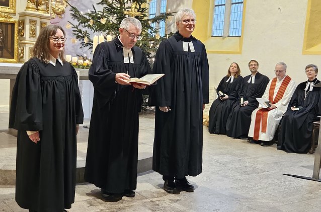 Bild: Petra und Dirk Lehner wegen von Superintendent Andreas Schwarze(Mitte) in den Dienst eingef&uuml;hrt