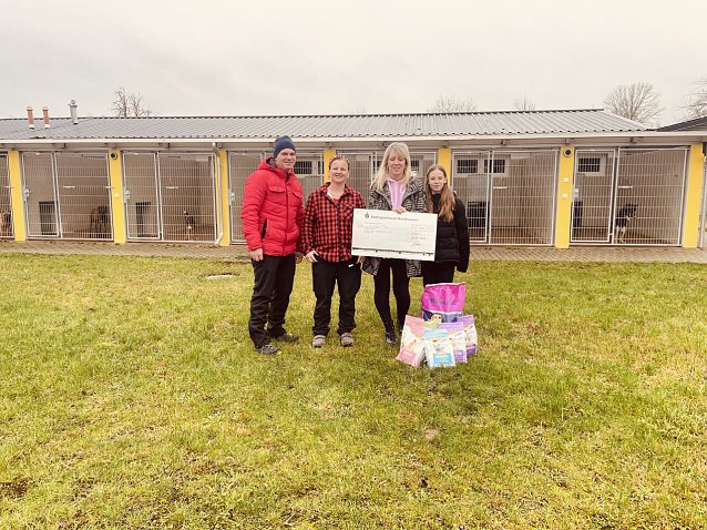 Bild: v.r.: Sophie Liebau, Astrid Liebau, Leiterin Tierheim und Maik Liebau