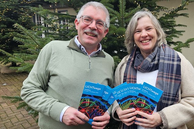 Bild: Superintendent Andreas Schwarze und Projekt-Initiatorin Pfarrerin Sabine Wegner stellen den neuen Flyer vor