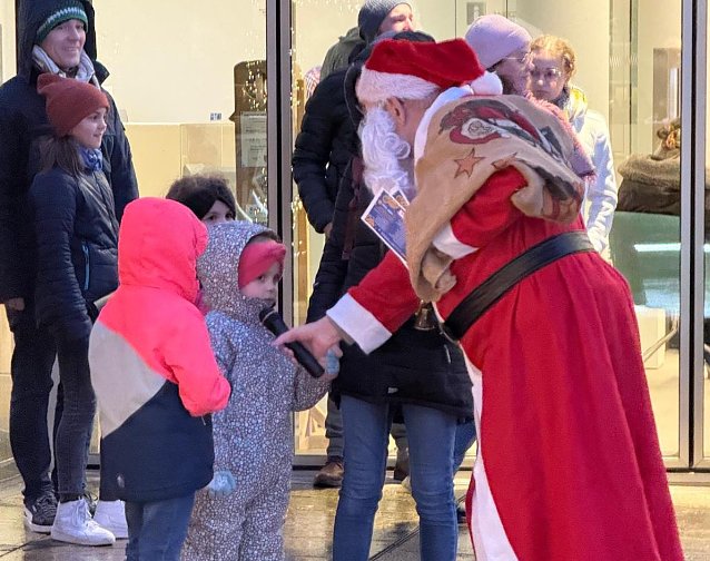Bild: Der Weihnachtsmann lie&szlig; sich Gedichte aufsagen