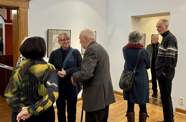 Bild: Die K&uuml;nstlerin Ute Zyrus-Gonska (2. v.l.) w&auml;hrend der Vernissage