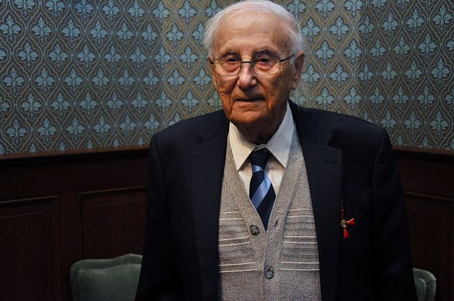 Bild: Der Nordh&auml;user Ehrenb&uuml;rger und &Uuml;berlebende des KZ Dora, Albrecht Weinberg mit dem Bundesverdienstkreuz 2017