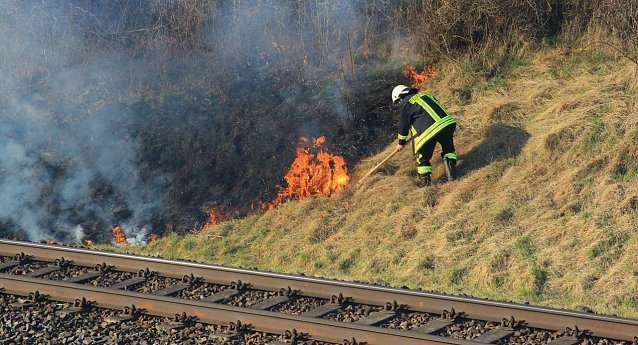 Bild: Feuer am Bahndamm bei Wollersleben 