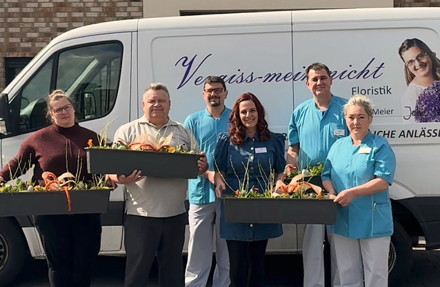 Bild: Das Team des Hospizes Am Stadtpark freut sich sehr &uuml;ber die fr&uuml;hlingshaften Pflanzk&auml;sten und bedankt sich herzlich bei der Inhaberin des Floristikgesch&auml;fts, Antonie Fr&ouml;hlich-Meier, f&uuml;r diese wundervolle Unterst&uuml;tzung.
