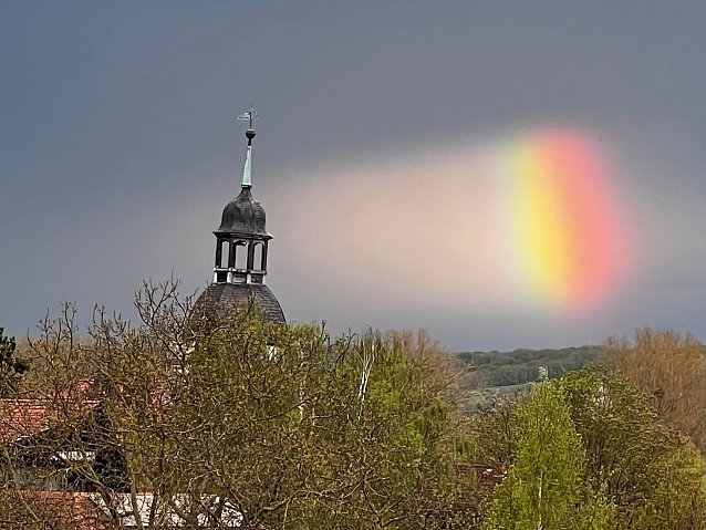 Bild: Kirchturmspitze in Sundhausen. 