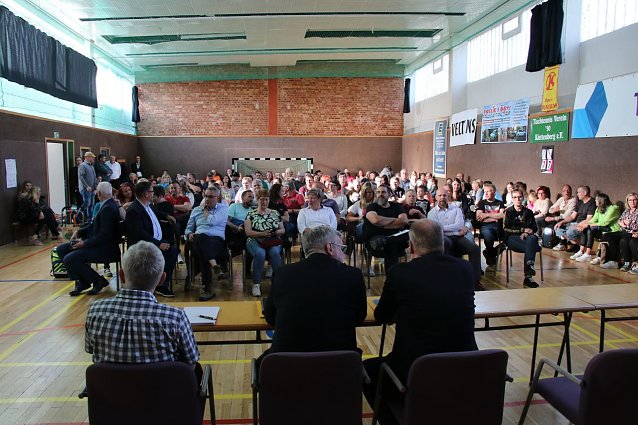 Bild: Viele G&auml;ste waren in die Klettenberger Turnhalle gekommen