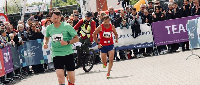 Bild: Daniel Greiner (im roten Hemd) holte auch beim 2. Harztor-Marathon den ersten Platz