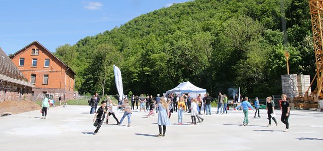 Bild: Die gro&szlig;e Bodenplatte des neuen Schulgeb&auml;udes gab f&uuml;r die Ilfelder Zweitkl&auml;ssler heute schon einen tollen Spielplatz ab