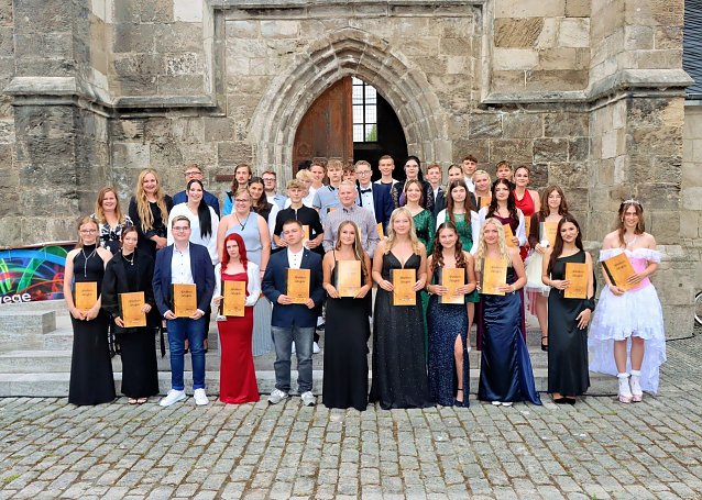 Bild: Die Absolventen der 9. und 10. Klassen vor St. Johannis in Ellrich